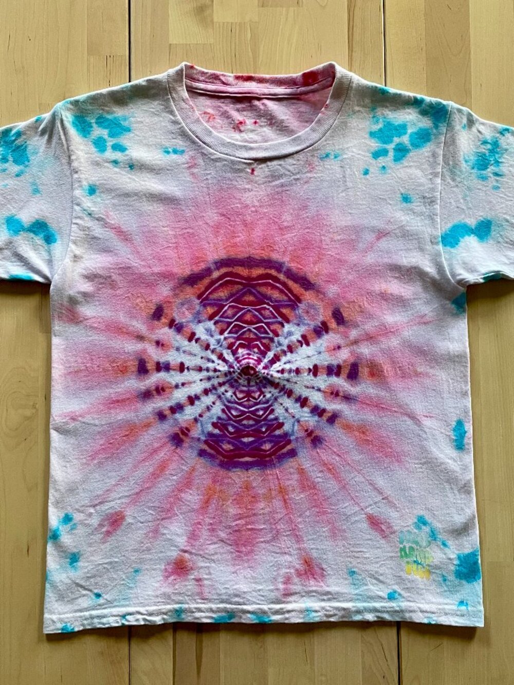 Gildan Youth Unisex 12-Point Mandala Tie Dye T-Shirt size Y Small Blue Pink